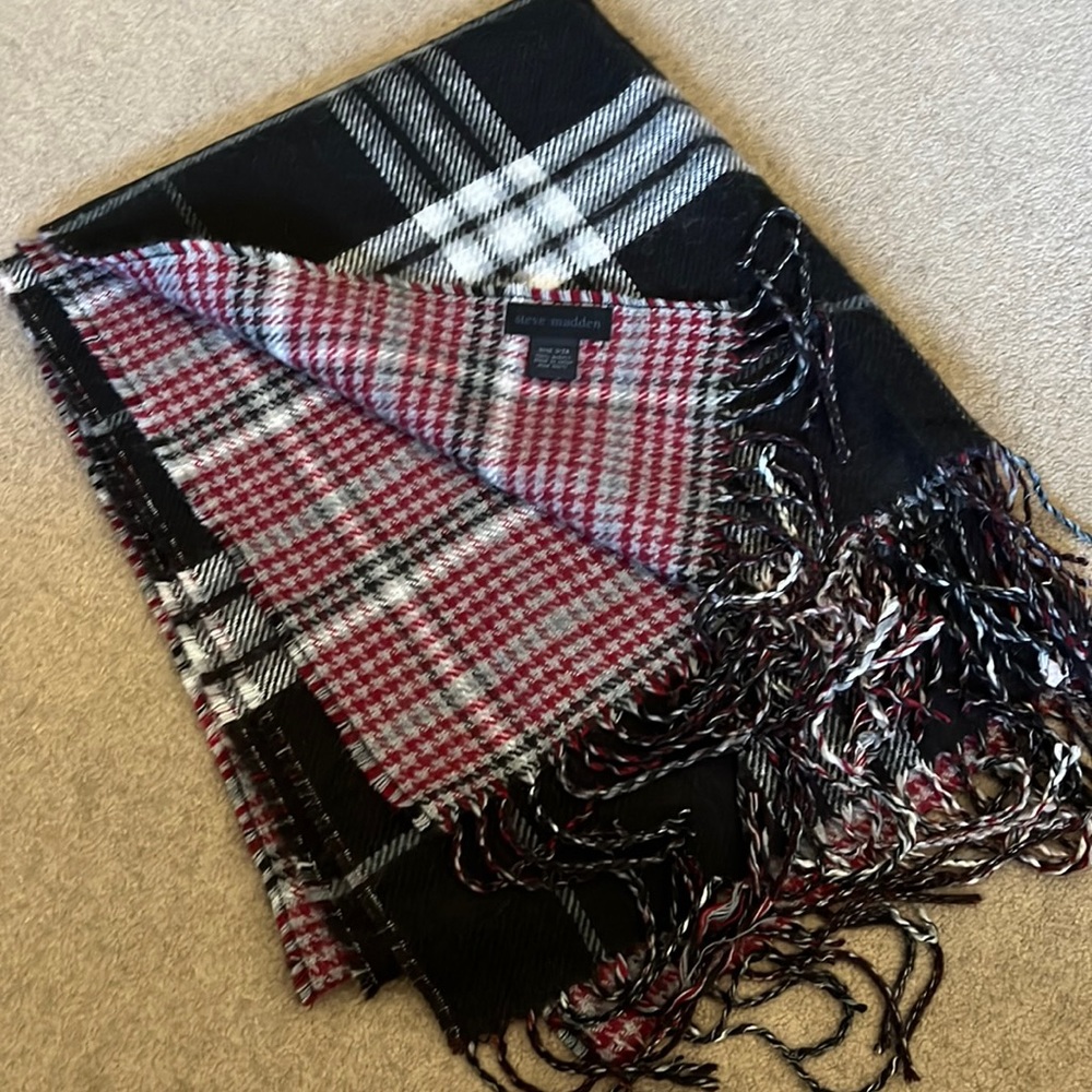 Reversible Steve Madden scarf/wrap